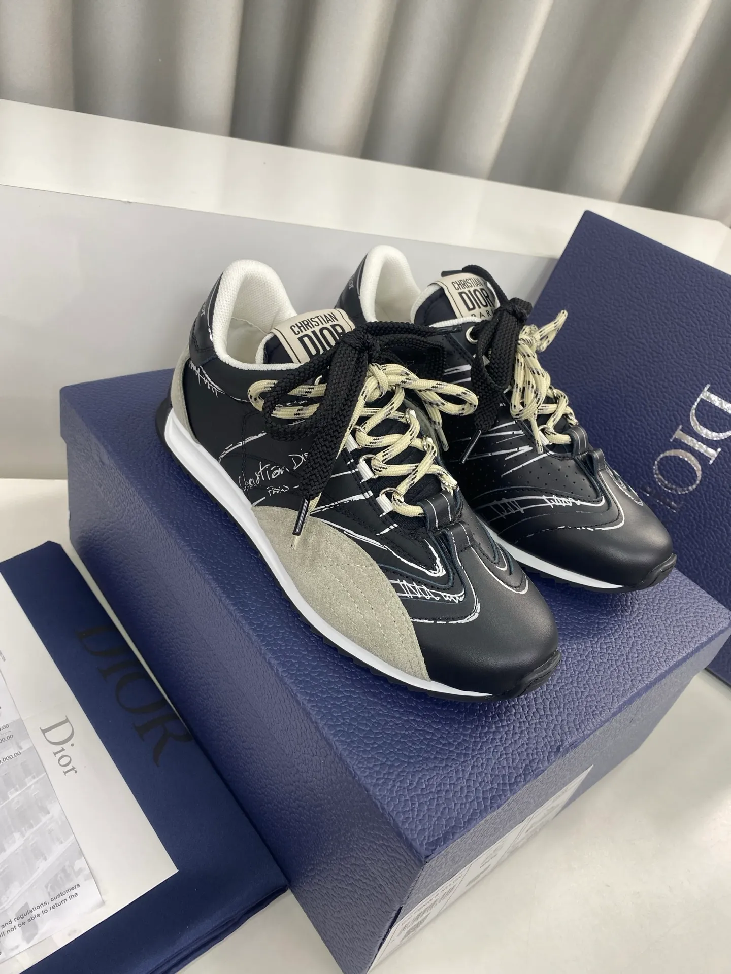 💕💕Factory direct selling price p560💕💕 Men's size +10 Dior Dior D-Sketch series graffiti moral shoes casual sports shoes ☑️ D-Sketch sports shoes made a wonderful appearance at the Dior 2025 spring and summer ready-to-wear series show, highlighting the classic retro aesthetics. Crafted from white nylon and calf leather, it's finished with a printed logo inspired by the shoe's production stages, with beige suede calf leather panels and double laces. A handwritten Christian Dior Paris signature adorns the sides, while a Christian Dior Paris signature panel and plaque adorn the heel and tongue. Paired with two-color thin rubber soles, they are more refined and can add high-end temperament to various casual looks. Exquisite packaging at the delivery counter🛍📦 ▪️Fabric: Original customized cowhide/graffiti ▪️Inner foot pads: Breathable mesh ▪️Sole: Original molded non-slip rubber outsole ▪️Sole thickness: 2CM ▪️Size: 35-45 (45 for women and 45 for men, customization is not returnable)